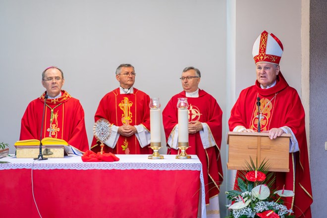 Uz proslavu svetkovine Uzvišenja sv. Križa, zaštitnika sisačke katedrale biskup Radoš predslavio svetu misu